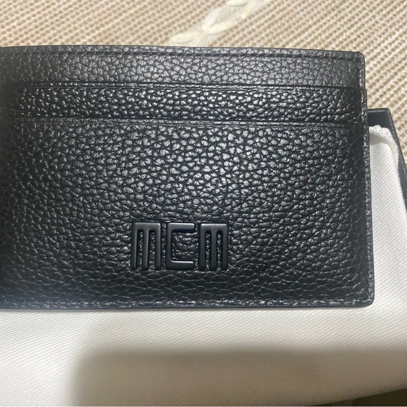 MCM leather card holder. Brand new comes with box and dust bag. (Unisex) - Picture 2 of 3